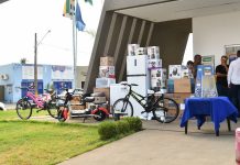 Prefeitura de Sonora entrega títulos de regularização fundiária e realiza sorteio do IPTU 2025